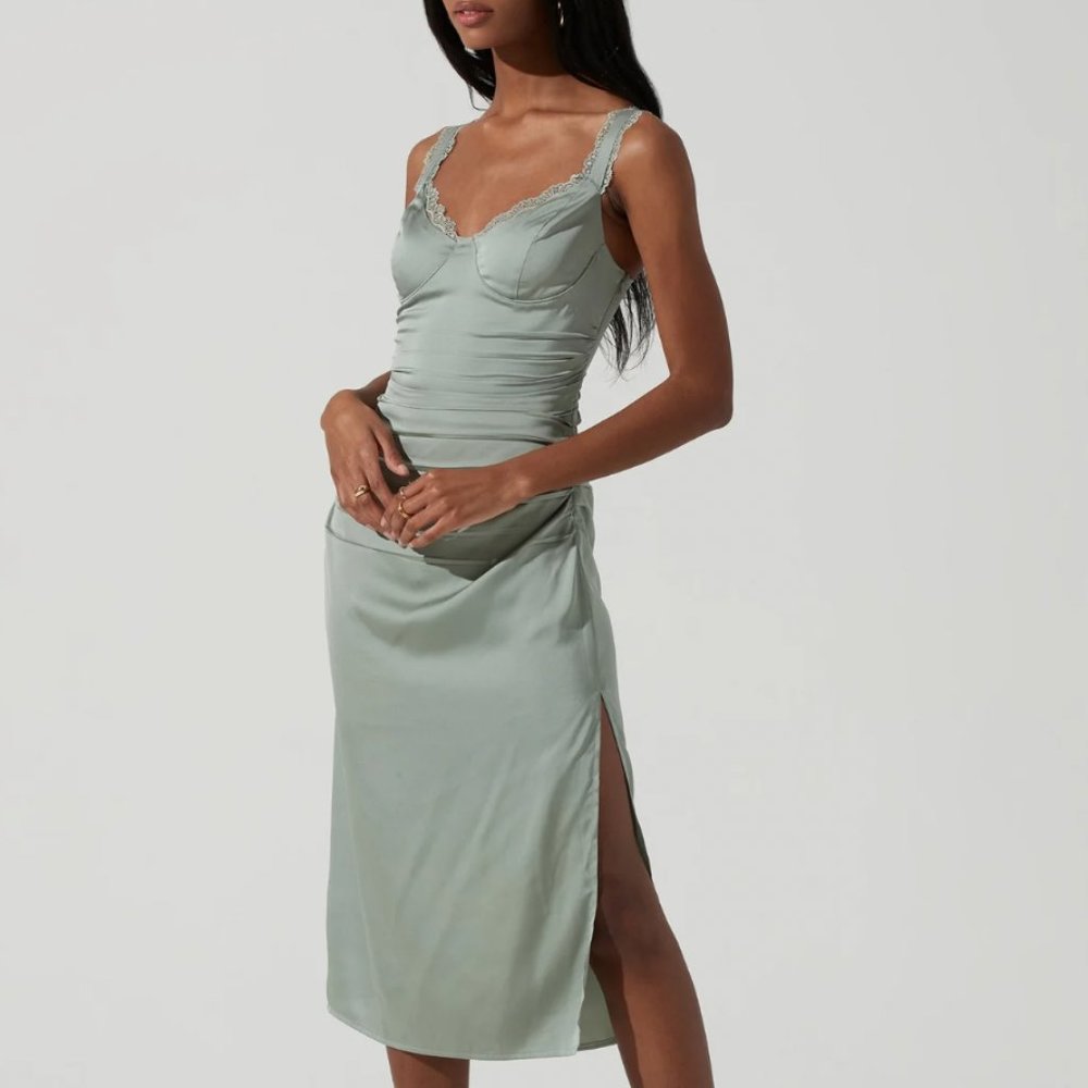 ASTR ALVA RUCHED LACE TRIM MIDI DRESS